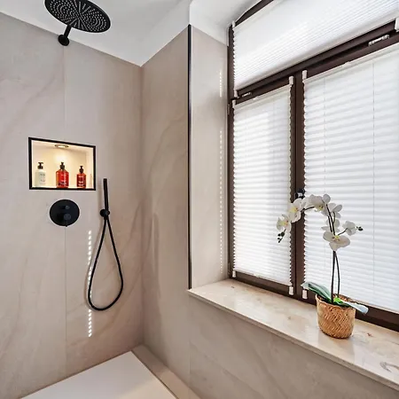 Edler Wohnraum Schlossteich-suite 3 Sz Mit Zwei Balkonen, Kaffeevollautomat, Kamin, Klima, Lift & Zwei Parkplaetzen *