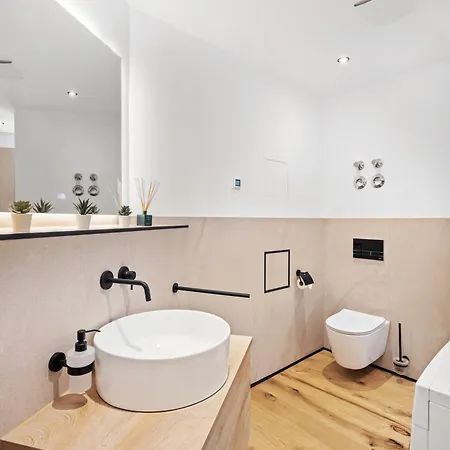 Edler Wohnraum Schlossteich-suite 3 Schlafzimmer Fuer 8 Gaeste Mit 2 Balkonen, Kamin, Siemens-kaffeevollautomat, Klima, Lift, 2 Parkplaetze & Wlan 226 Mbps Apartament *