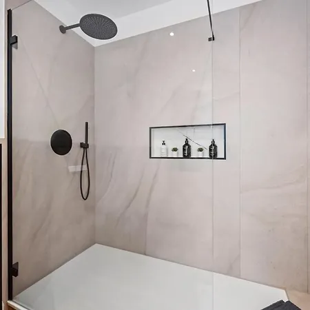 Edler Wohnraum Schlossteich-suite 3 Schlafzimmer Fuer 8 Gaeste Mit 2 Balkonen, Kamin, Siemens-kaffeevollautomat, Klima, Lift, 2 Parkplaetze & Wlan 226 Mbps *