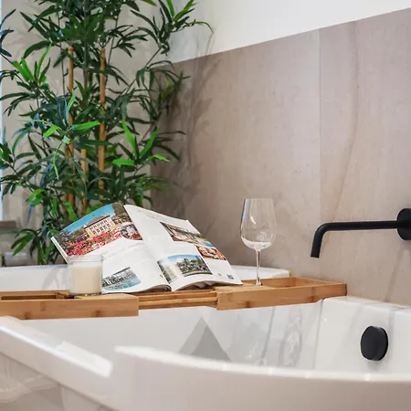 Edler Wohnraum Schlossteich-suite 3 Sz Mit Zwei Balkonen, Kaffeevollautomat, Kamin, Klima, Lift & Zwei Parkplaetzen * Chemnitz