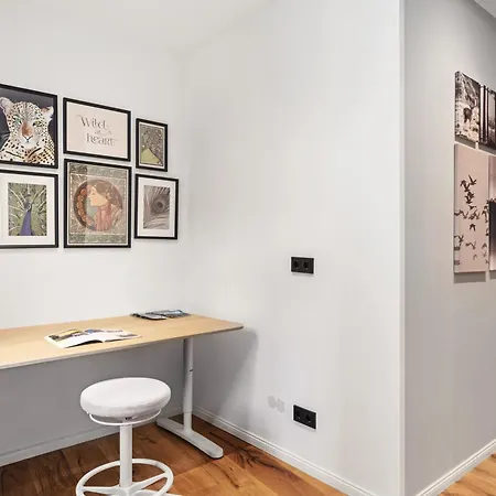 Apartament Edler Wohnraum Schlossteich-suite 3 Schlafzimmer Fuer 8 Gaeste Mit 2 Balkonen, Kamin, Siemens-kaffeevollautomat, Klima, Lift, 2 Parkplaetze & Wlan 226 Mbps *
