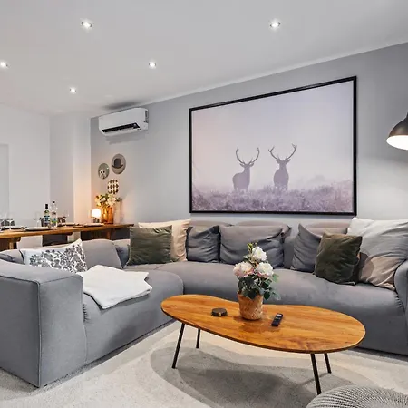 Apartament Edler Wohnraum Schlossteich-suite 3 Schlafzimmer Fuer 8 Gaeste Mit 2 Balkonen, Kamin, Siemens-kaffeevollautomat, Klima, Lift, 2 Parkplaetze & Wlan 226 Mbps
