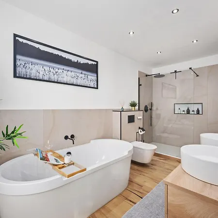 Edler Wohnraum Schlossteich-suite 3 Schlafzimmer Fuer 8 Gaeste Mit 2 Balkonen, Kamin, Siemens-kaffeevollautomat, Klima, Lift, 2 Parkplaetze & Wlan 226 Mbps Apartament *