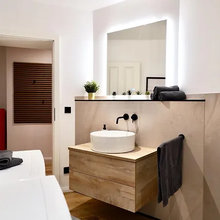 Apartament Edler Wohnraum Schlossteich-suite 3 Schlafzimmer Fuer 8 Gaeste Mit 2 Balkonen, Kamin, Siemens-kaffeevollautomat, Klima, Lift, 2 Parkplaetze & Wlan 226 Mbps Chemnitz
