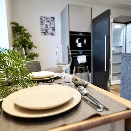 Edler Wohnraum Schlossteich-suite 3 Sz Mit Zwei Balkonen, Kaffeevollautomat, Kamin, Klima, Lift & Zwei Parkplaetzen